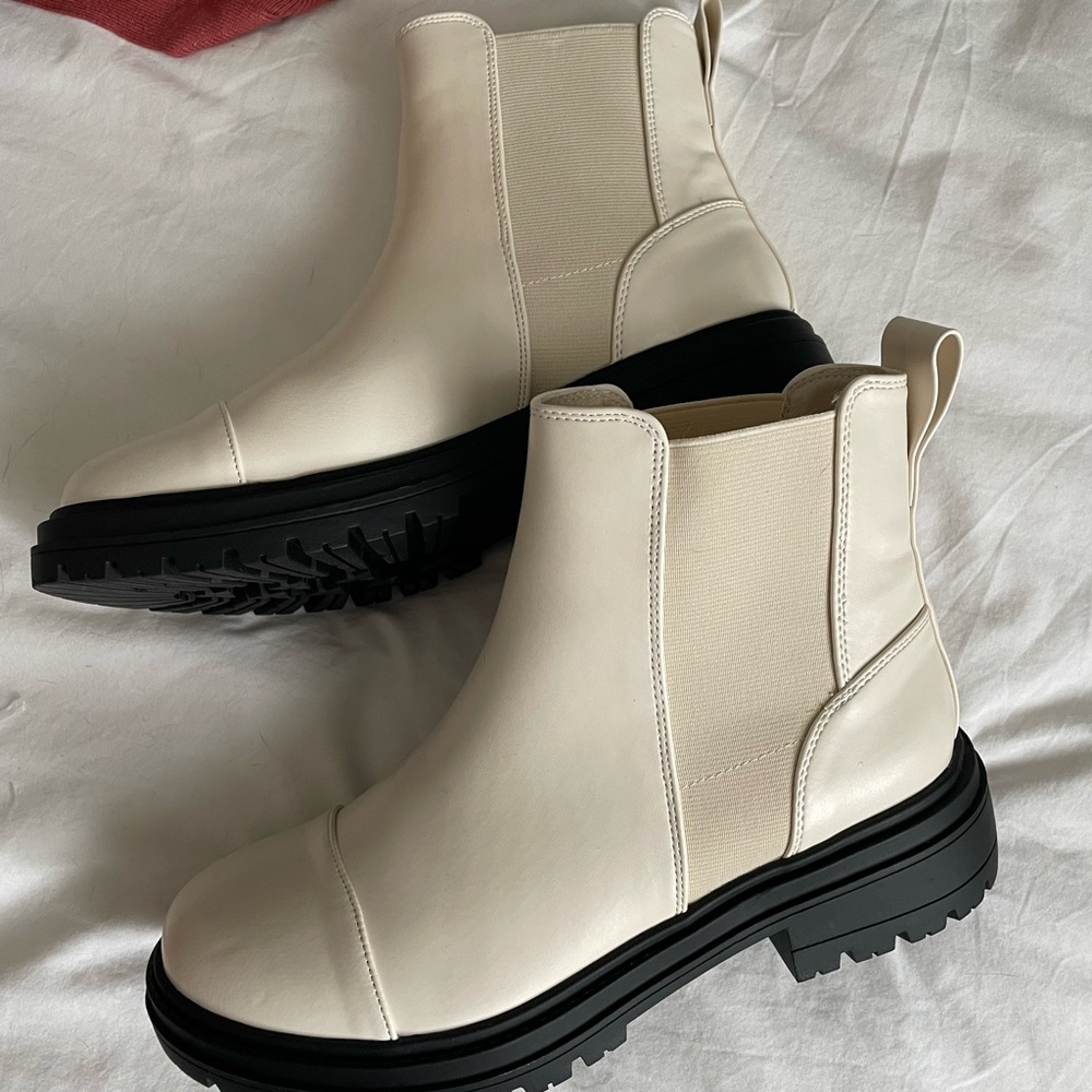 CHELSEA BOOTS